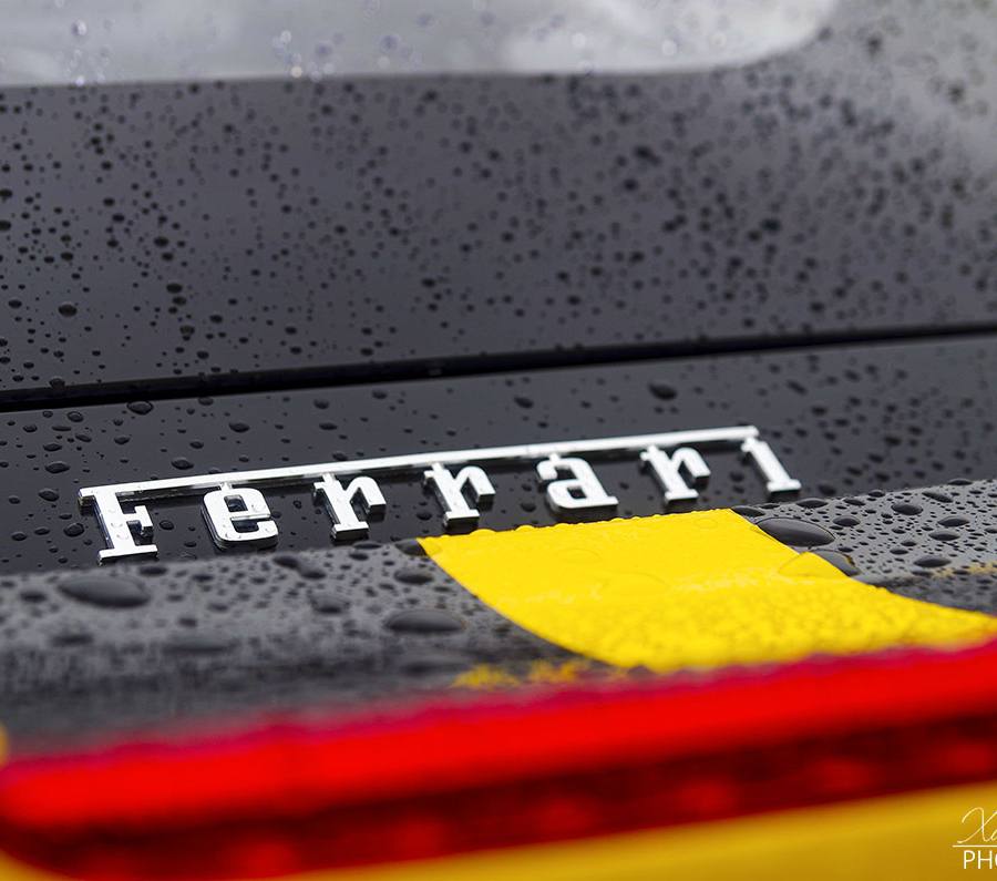 Logo Ferrari sous la pluie